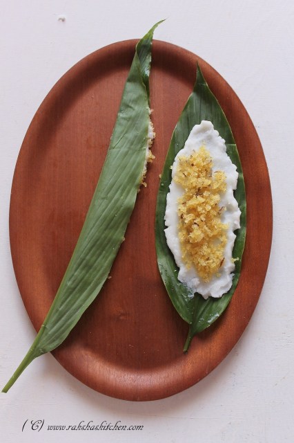 Fold the turmeric leaf with stuffing