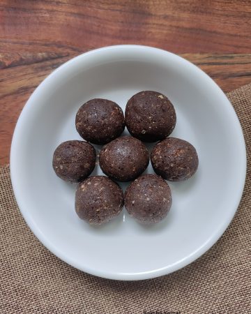 Healthy flaxseed ladoos or dates energy balls made with coconut and cardamom – no bake protein energy balls recipe