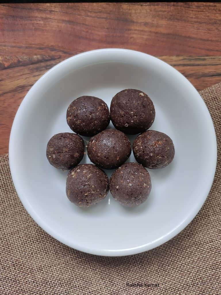 Healthy flaxseed ladoos or dates energy balls made with coconut and cardamom – no bake protein energy balls recipe